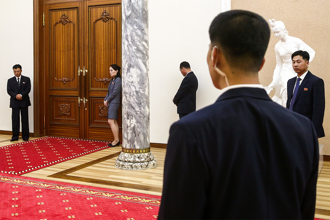 2018年5月31日北韓,金正恩與俄羅斯外交大使謝爾蓋拉夫羅夫會議期間,金與正和保安人員在門外。
