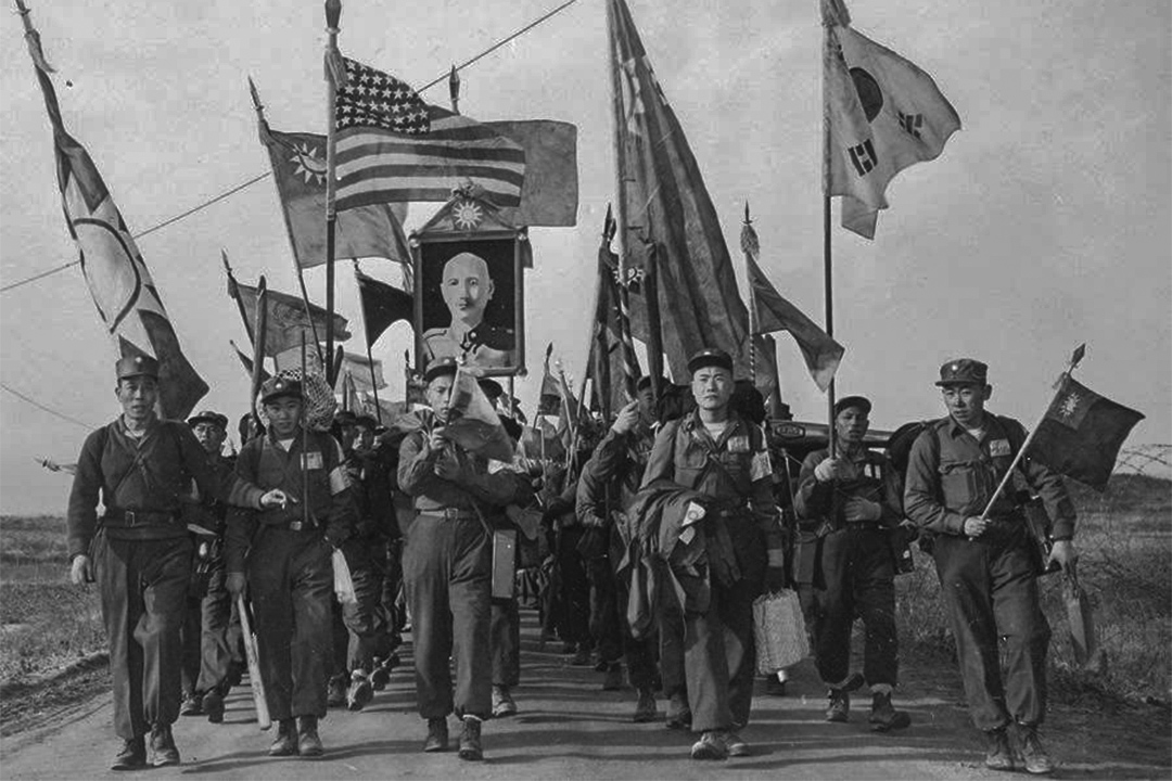 1954年1月20日,一万四千余名中国人民志愿军战俘获释,他们走出三十八度线上中立区板门店的战俘营,随即被联合国军转运至台湾。