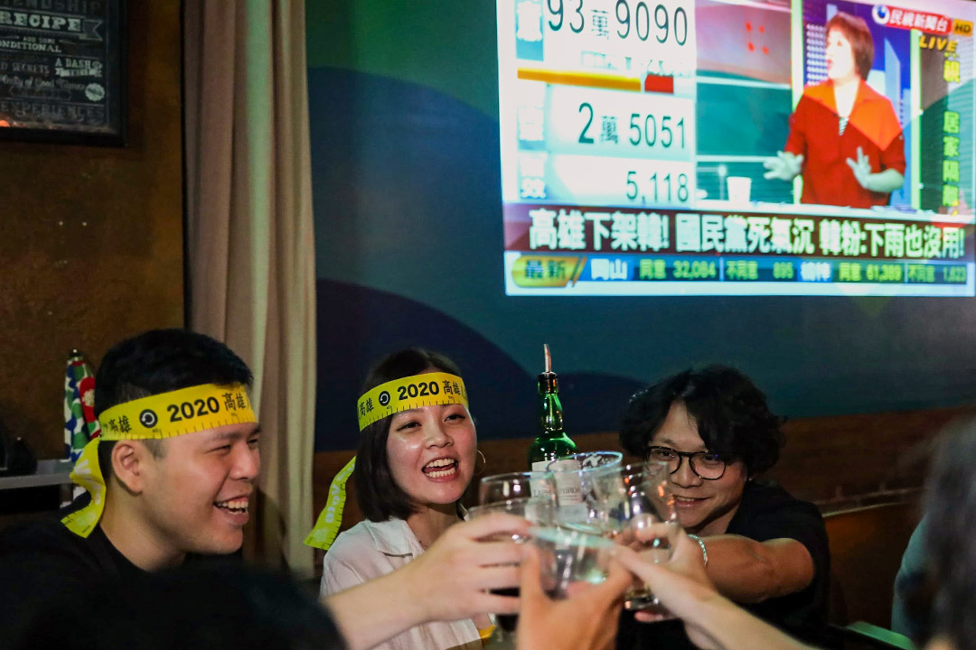 2020年6月6日台北,市民在酒吧慶祝罷韓成功。