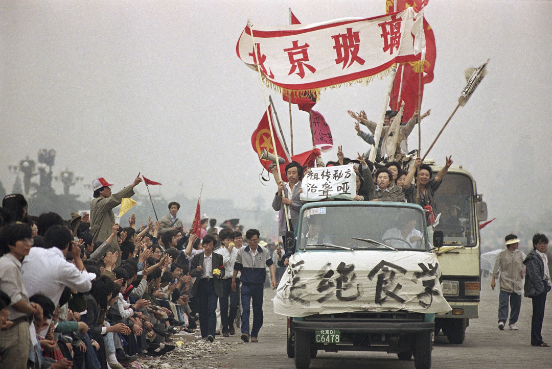 1989年5月18日,示威者在到达天安门广场时受到旁观者的欢呼。