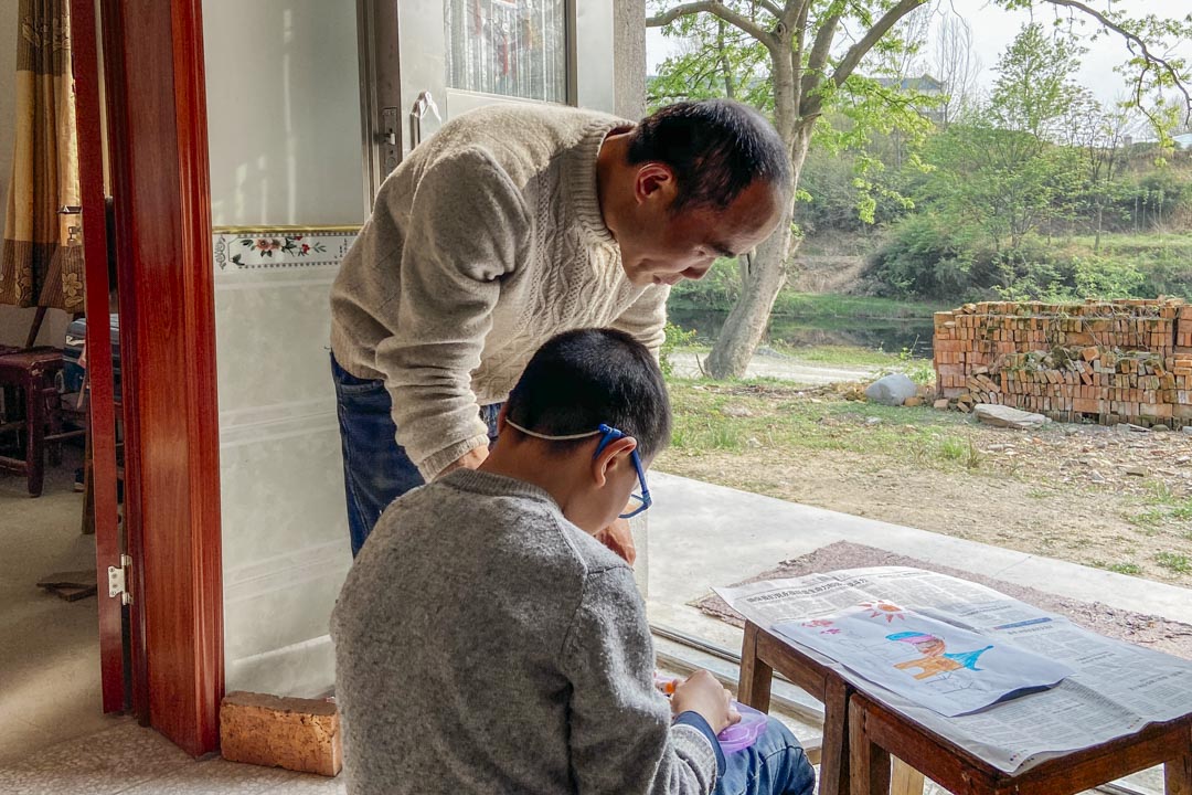 鄢小文与宏伟在鄢家村的家中。