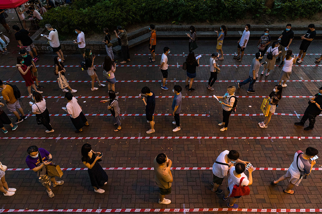 2020年7月12日,市民在大埔的票站排隊,趕在民主派35+公民投票結束前投票。