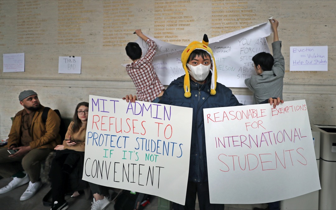2020年3月12日,美国麻省理工大学,有国际学生在校园内示威,抗议大学逼迁国际学生的政策。