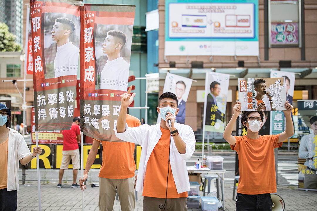 2020年7月12日,民主派初選日,鄒家成在寶琳呼籲市民投票支持。攝:陳焯煇/端傳媒