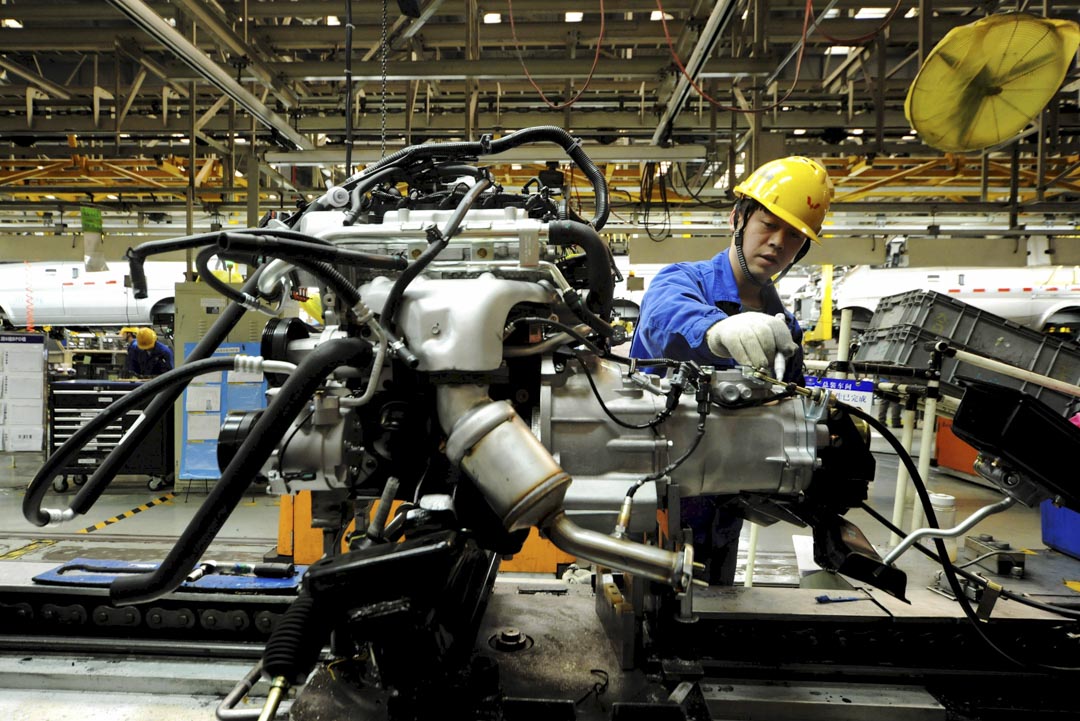 2016年3月1日,山東省青島市的一家汽車工廠,工人在裝配線上工作。