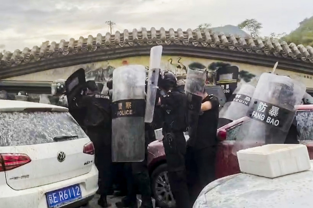 2020年6月29日,防暴警察在瓦窑村居民与村民发生冲突。