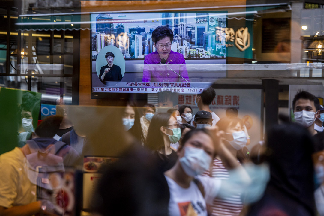 2020年7月1日,灣仔一間餐廳電視播放林鄭月娥《港區國安法》的記者會。攝:林振東/端傳媒