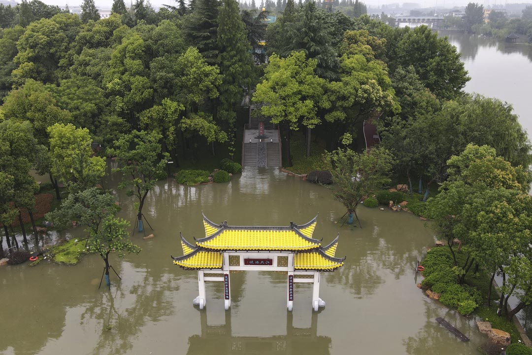 2020年7月19日,江苏省扬州,公园被洪水淹没。