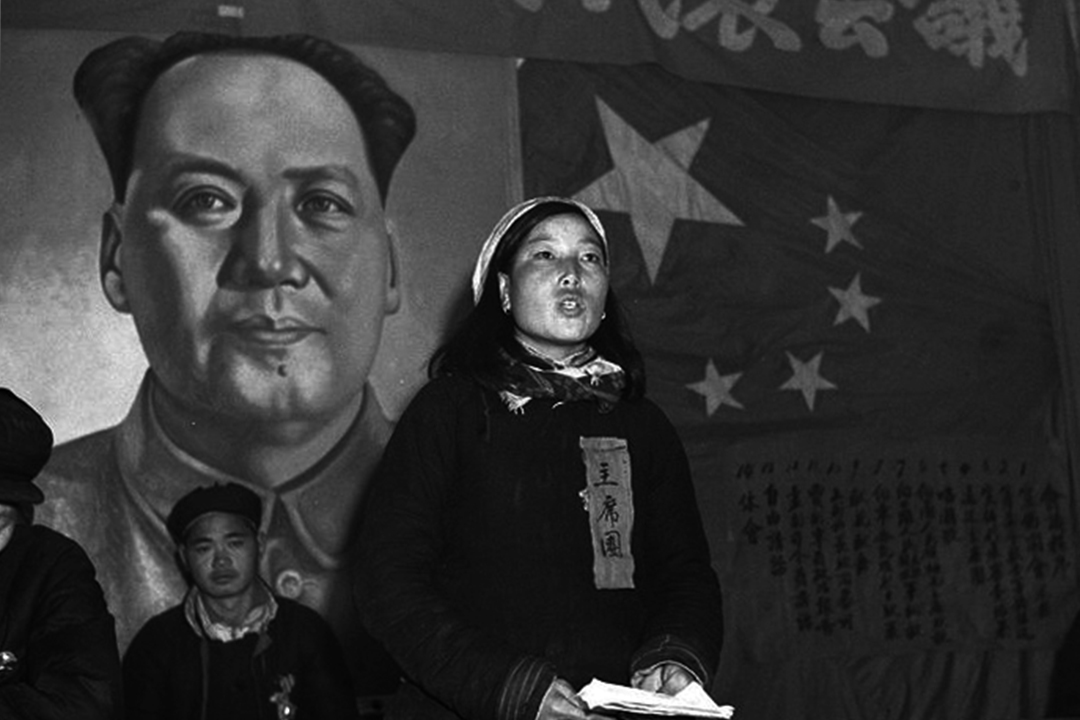 1953年，申紀蘭在會議上作報告。