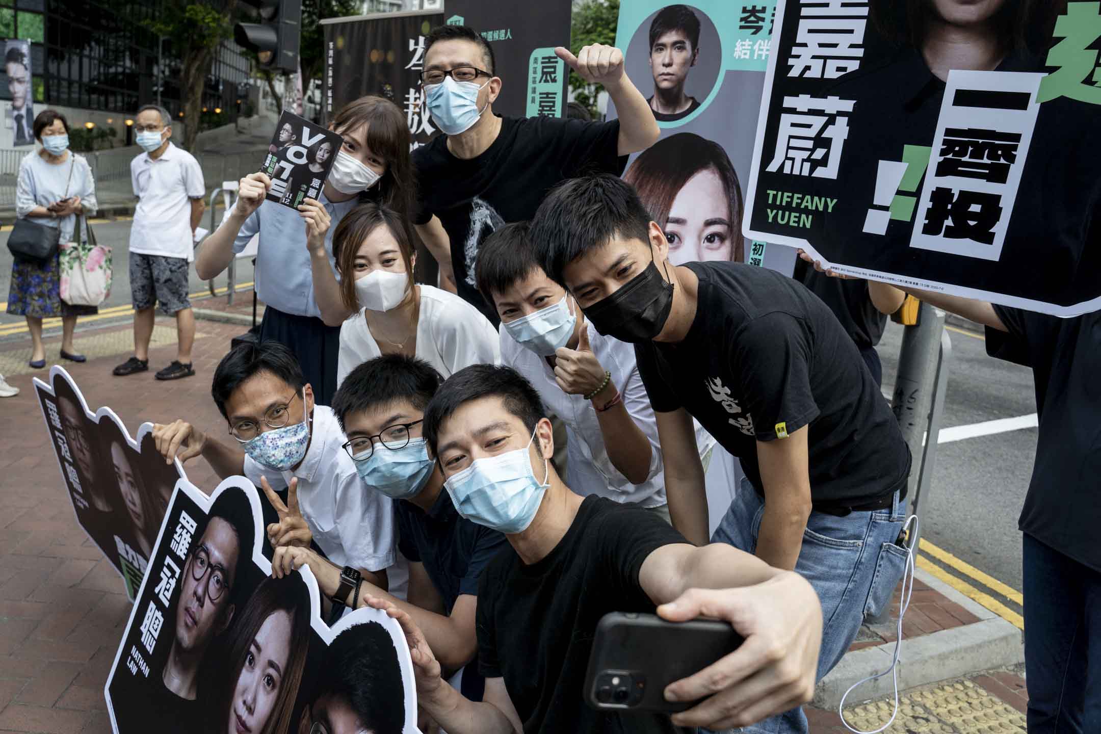 2020年7月11日,黄之锋、岑敖晖、朱凯廸、袁嘉蔚、周庭、何韵诗、黄耀明及王宗尧在太古城初选造势时自拍合影。