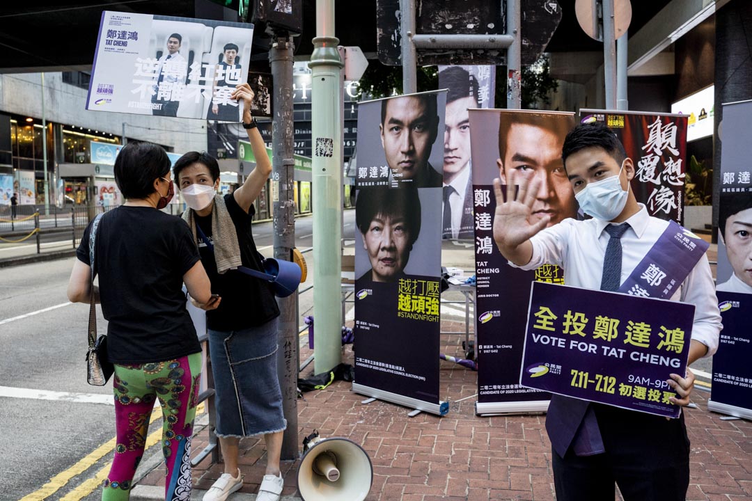 2020年7月11日,余若薇与陈淑庄协助公民党香港岛候选人郑达鸿拉票。摄:林振东/端传媒