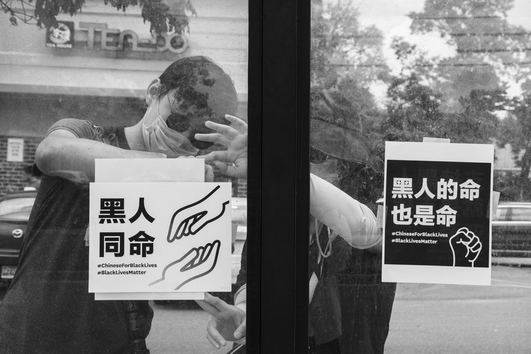 2020年7月12日,Jackie和Ashley在马里兰州罗克韦尔市的一个公交车站贴海报。