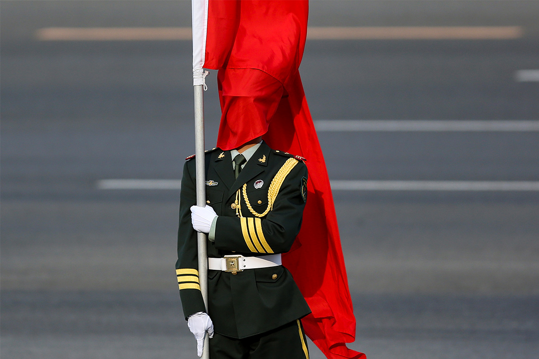 2013年4月9日北京,人民大会堂外在澳大利亚的总理朱莉娅吉拉德的欢迎仪式上,国旗吹在仪仗队的面上。