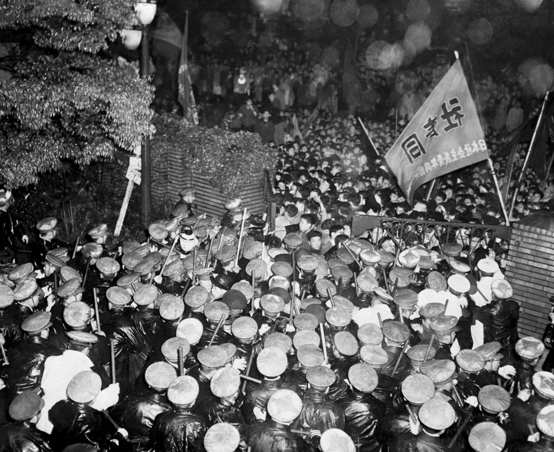 1960年5月26日,在東京首相官邸外,大批警察抵檔學生的推進。