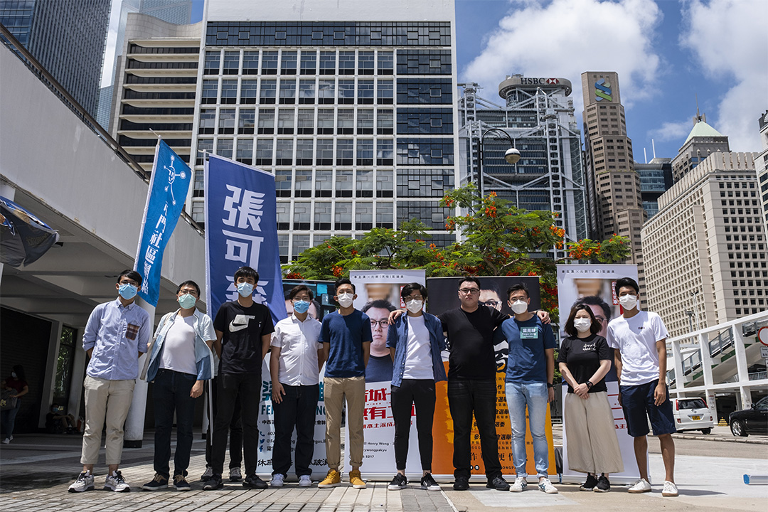 2020年7月11日,區議會議員王百羽(右四)參加民主派35+公民投票並與其他候選人合照。