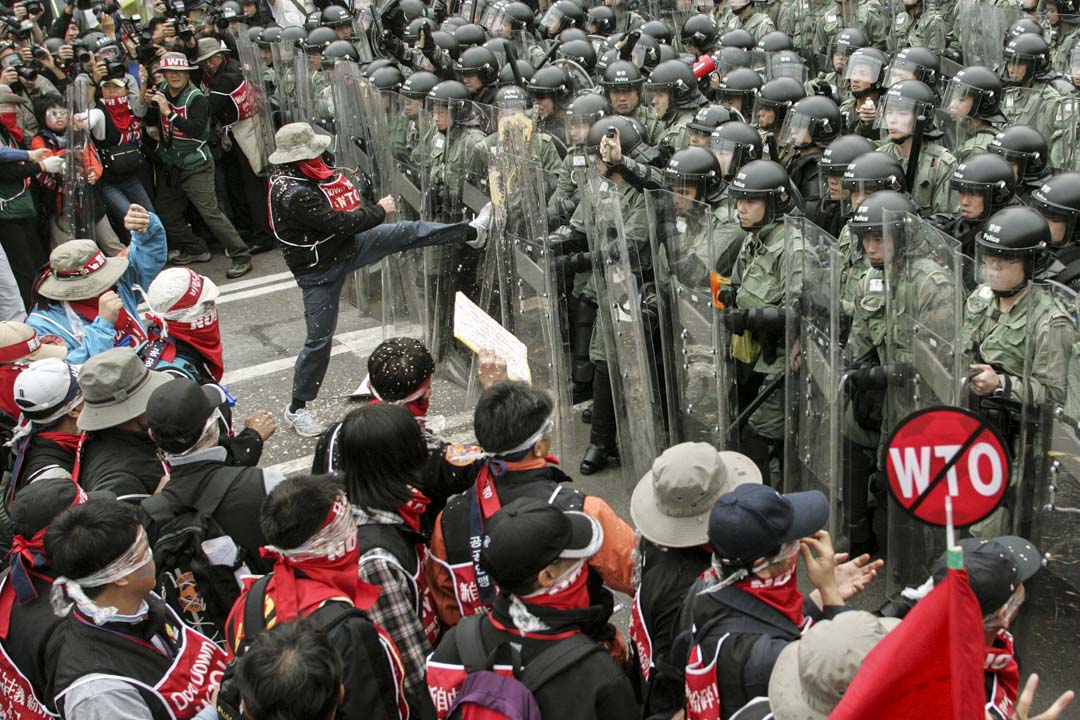 2005年12月14日,南韓的反WTO抗議者在香港會展附近與香港警察發生衝突。