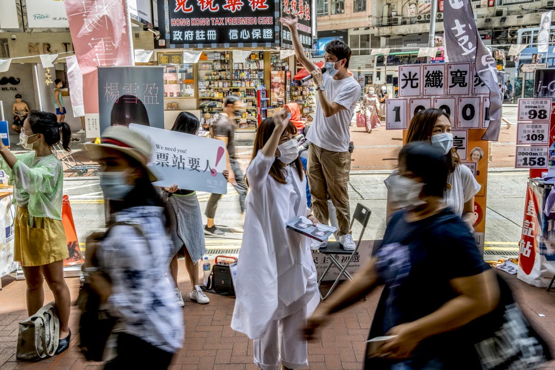 2020年7月12日,民主党邝俊宇协助杨雪盈在铜锣湾宣传。摄:廖雁雄/端传媒