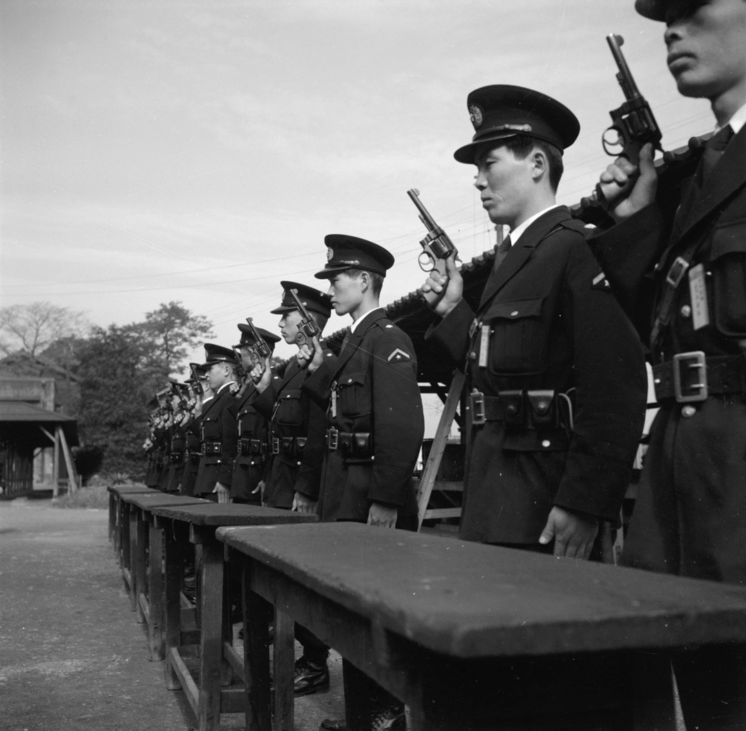 1955年,東京警察學院的學生在排隊練習射擊。