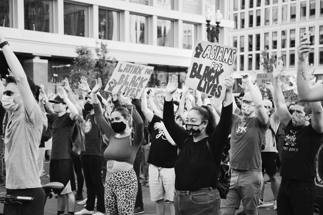 2020年6月27日,白宫前的“黑人同命广场”上,一名亚裔女性举着写有“Asians for Black Lives”的牌子,意为“亚裔与黑人同命运”。