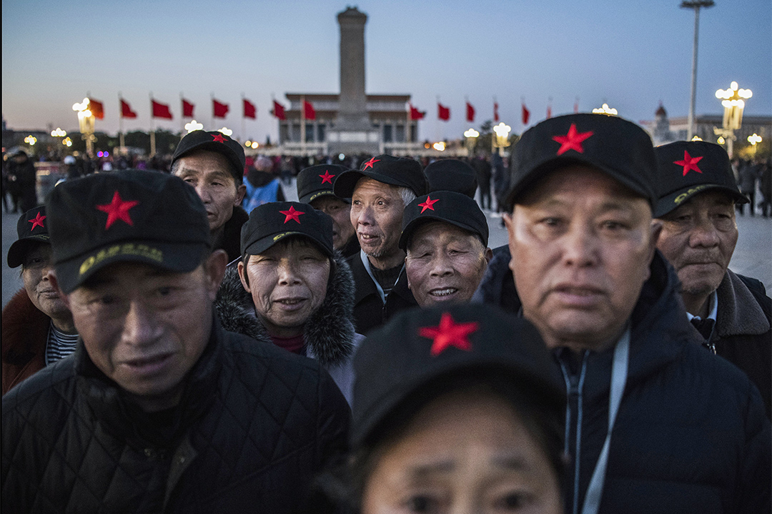 2019年3月15日北京,戴著红星帽子的中国访客在天安门广场等待每日升旗仪式。