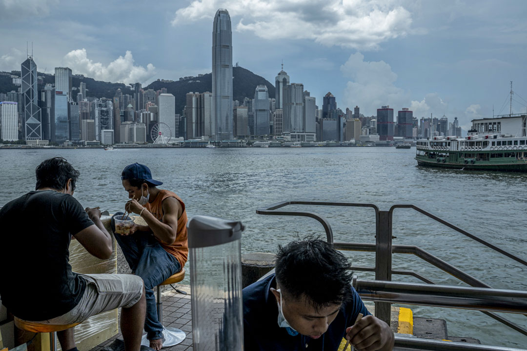 2020年7月29日,港府宣布全日禁餐厅堂食,但并没有规定强制居家工作,香港打工仔于午餐时分流离失所,拿著外卖食物到处找地方吃饭。尖沙咀海旁工人们于烈日在维港下吃午饭。