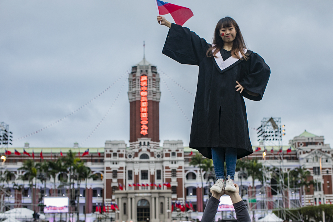2020年1月1日台北,大学毕业生于总统府前拍照留念。