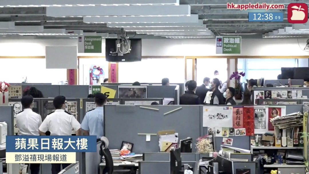 香港警方在《苹果日报》所在的壹传媒集团大楼搜捕8小时。