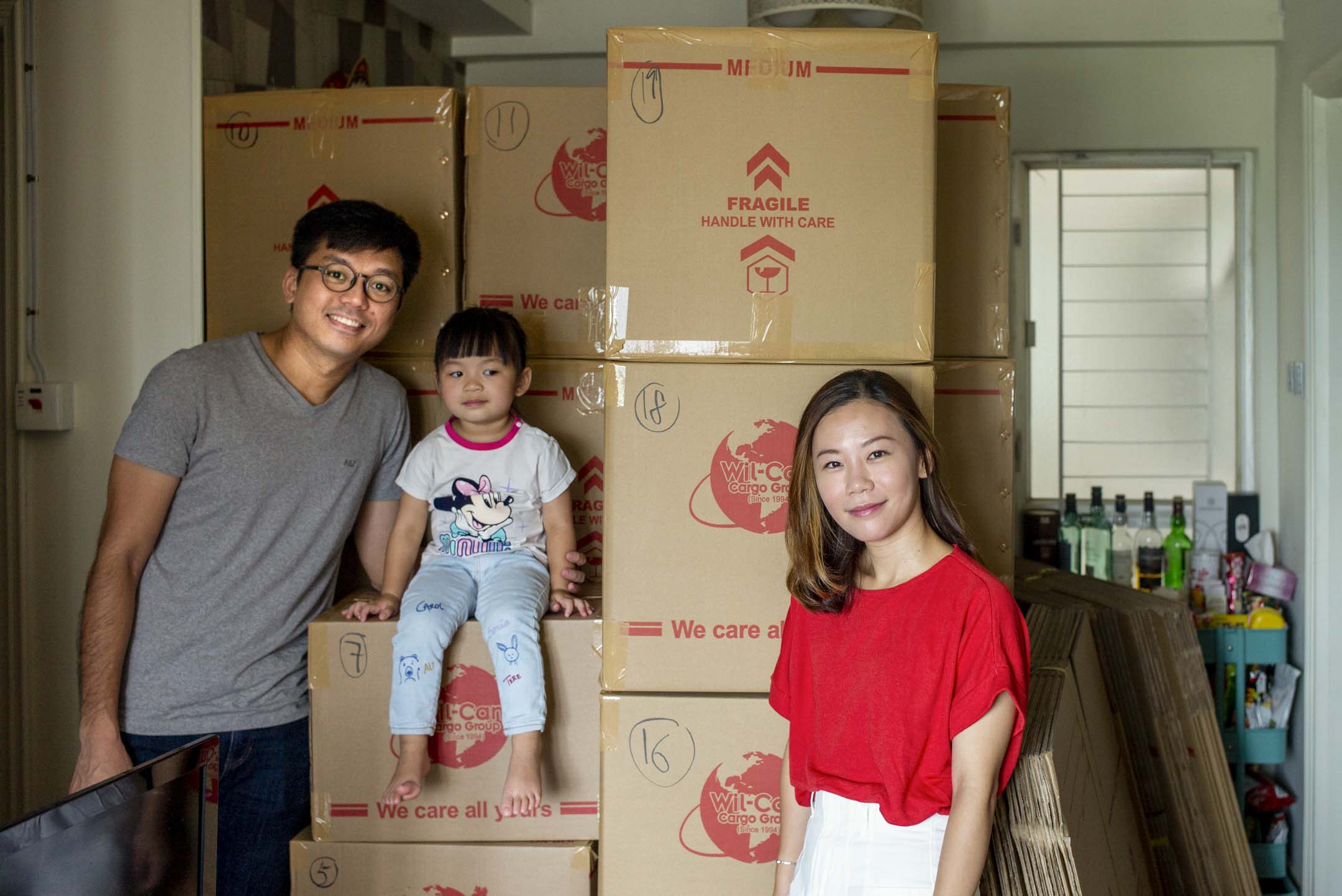Apple、Keith和小女兒,身後是準備寄去倫敦的物品。
