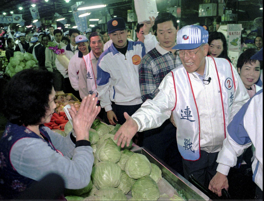 1996年3月8日,李登輝總統參觀菜市場時,與一個商販握手。