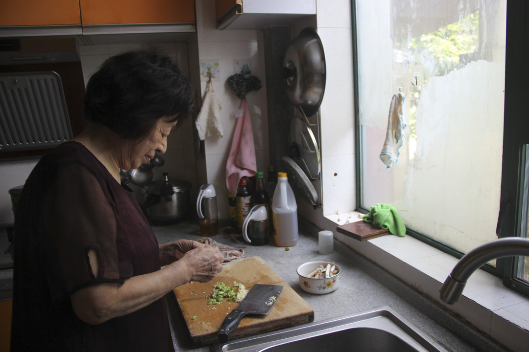 楊本芬在廚房忙碌。