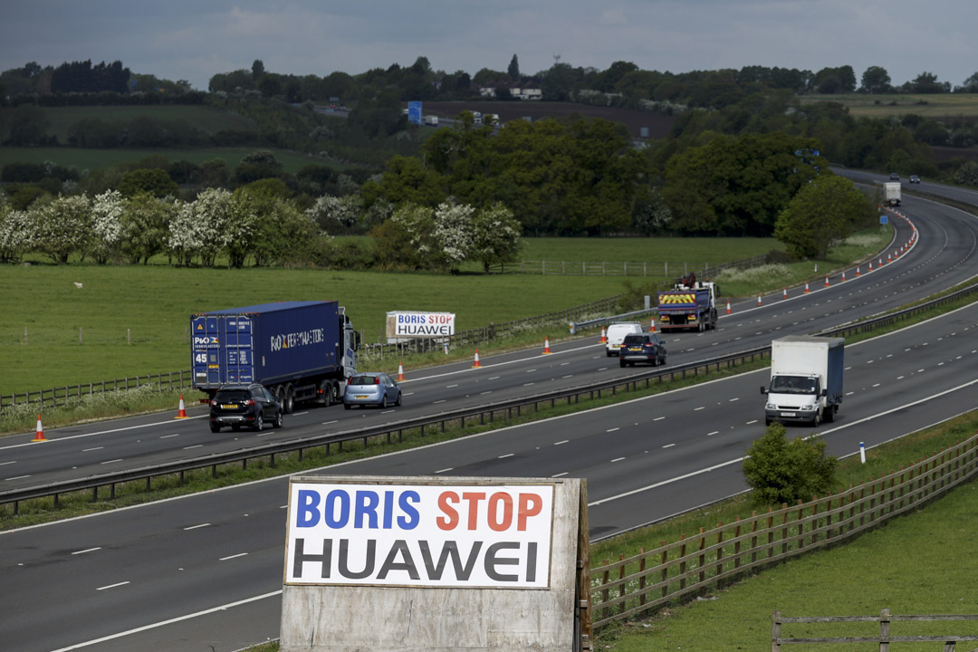 2020年5月1日，英國一條高速公路旁，看到標有「Boris Stop Huawei」的標示牌。
