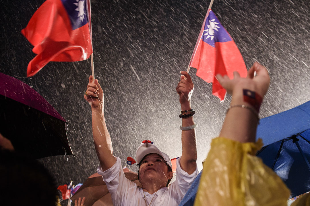 2020年8月14日,倾盆大雨下的李眉蓁选前之夜晚会,现场的支持者。