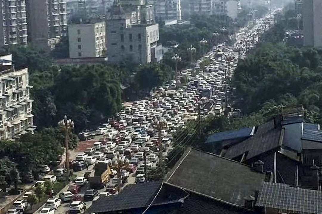 四川省樂山市,不少市民駕車駛離五通橋前往市區等地躲避,交通一度癱瘓。