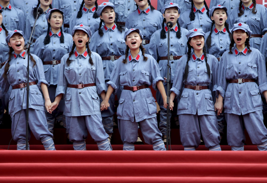2011年6月28日重慶市,身著紅軍制服的表演者在歌唱活動中唱歌,慶祝即將舉行的中國共產黨成立90週年。