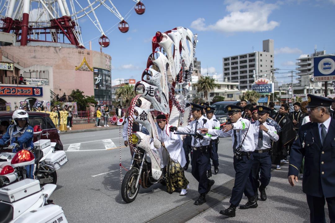 2019年1月13日,日本冲绳,一名男子在庆祝“成年日”时因非法改装电单车被警察拘捕。