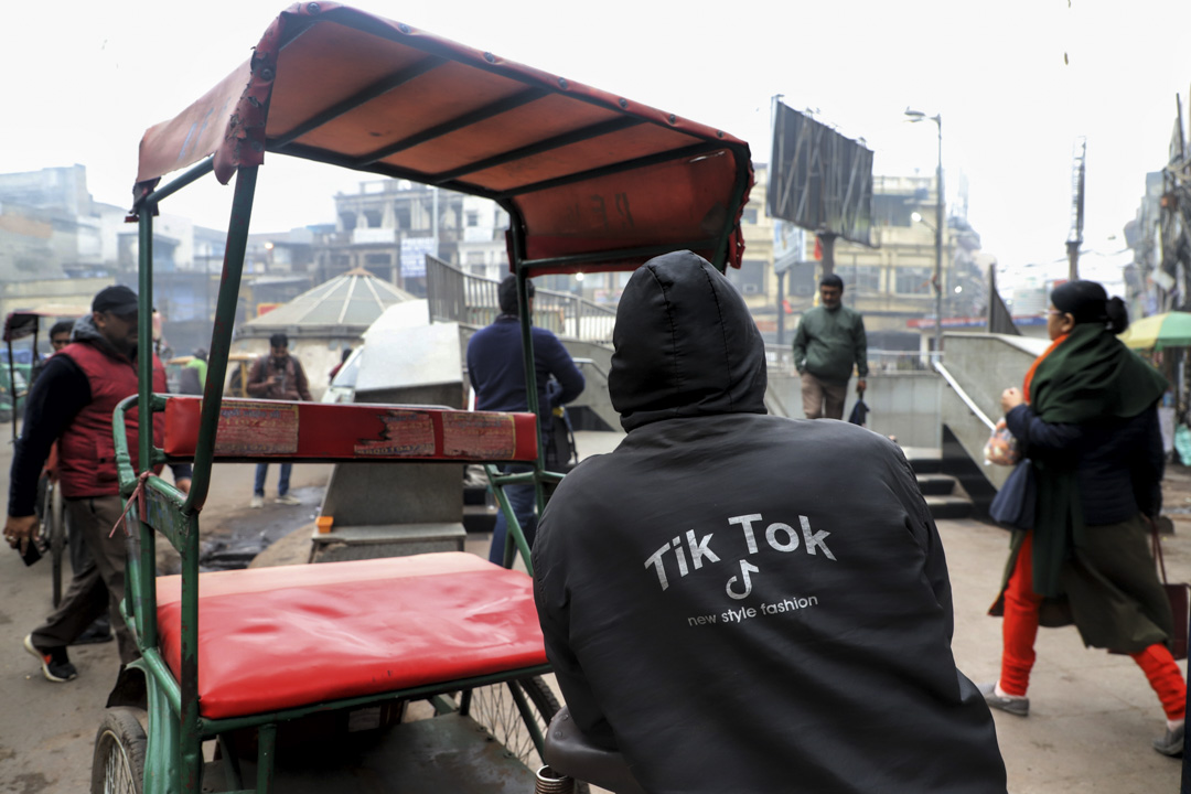 2020年1月21日，印度新德里的地铁站外，背上写著TikTok 的人力车夫在等待乘客。