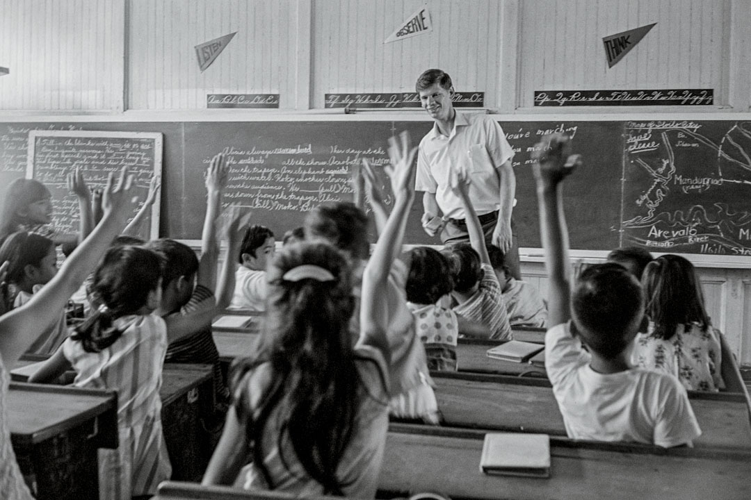 1970年9月17日，和平隊在菲律賓一間小學教授英語。