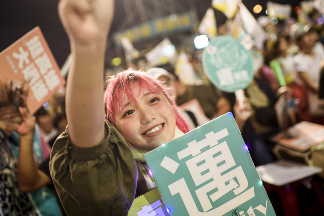 2020年8月14日,出席陈其迈选前之夜的年青支持者。