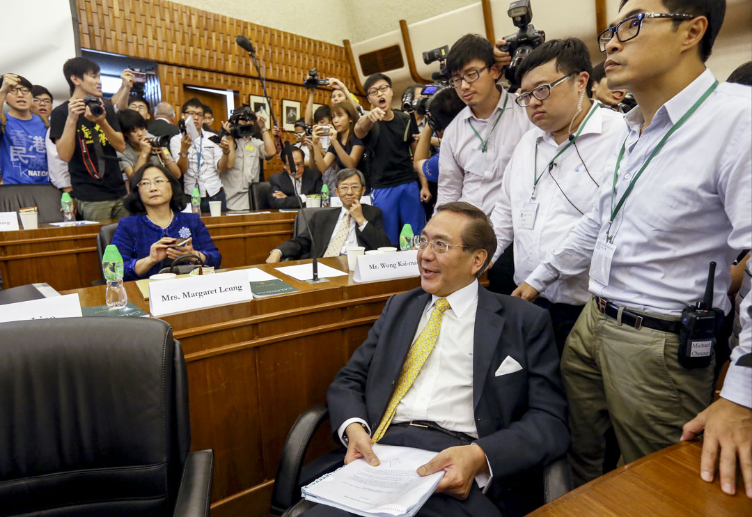 2015年7月28日,香港大学校委会开会决定,继续押后处理副校长陈文敏的任命。数十名愤怒的学生冲入会议室要求校务委员会就有关决定作出交代,期间校委会成员李国章被学生包围。
