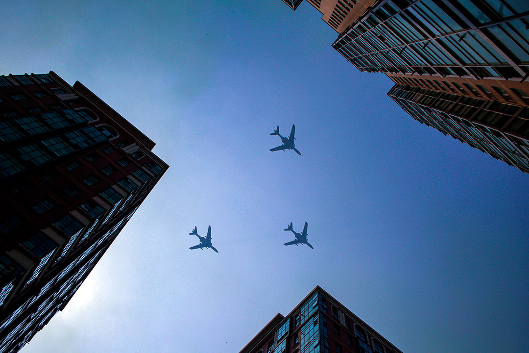 2019年10月1日北京,中國人民解放軍空軍的飛機在演習彩排期間飛行,紀念中華人民共和國成立70週年。