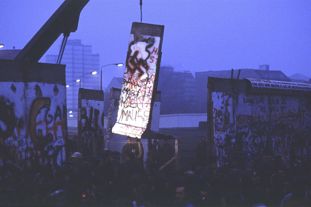 1989年11月12日東柏林共產主義崩潰期間,一盞孤燈照亮被拆除的一部分柏林牆。