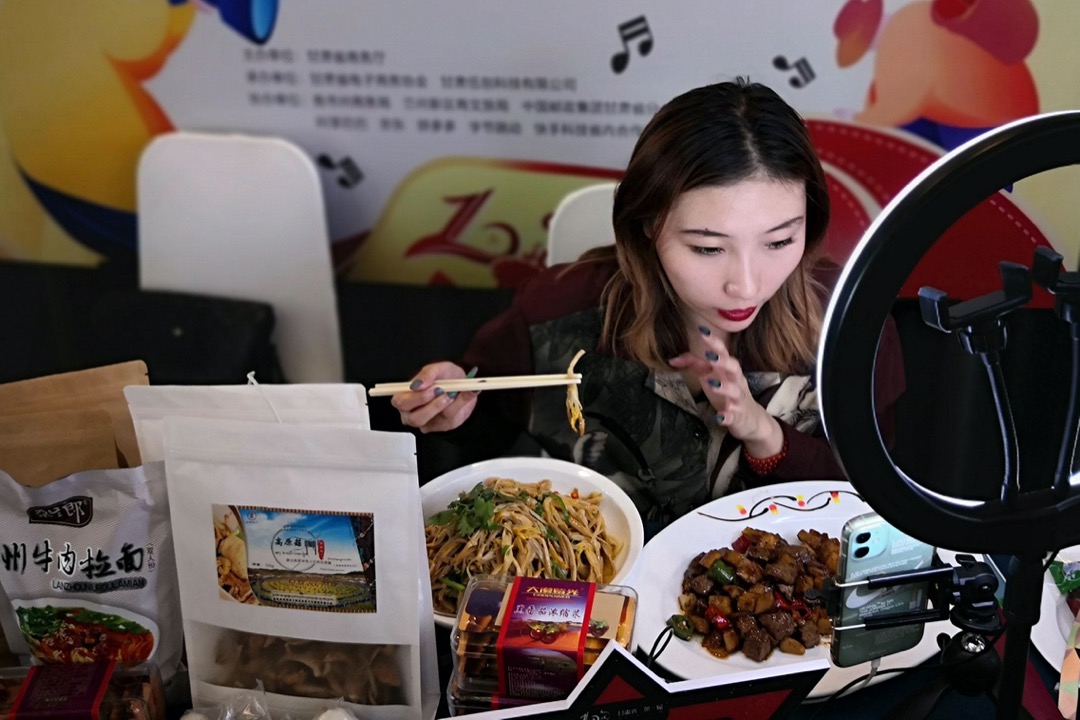 一名播主為中國一個網購平台速銷產品。