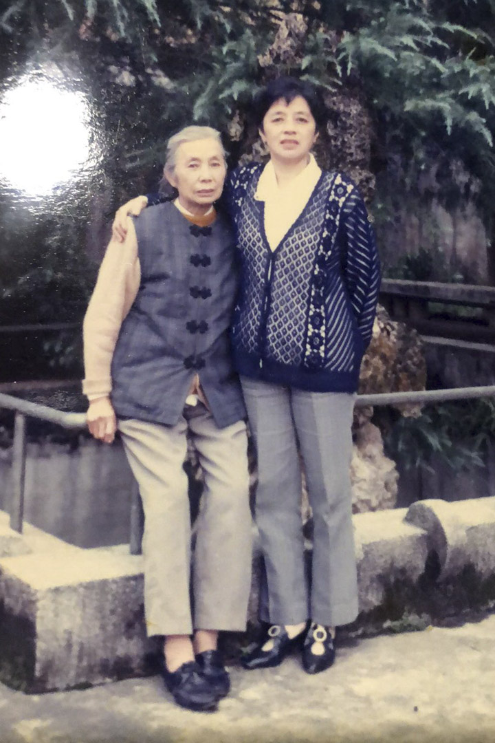 楊本芬與母親秋園的合照。