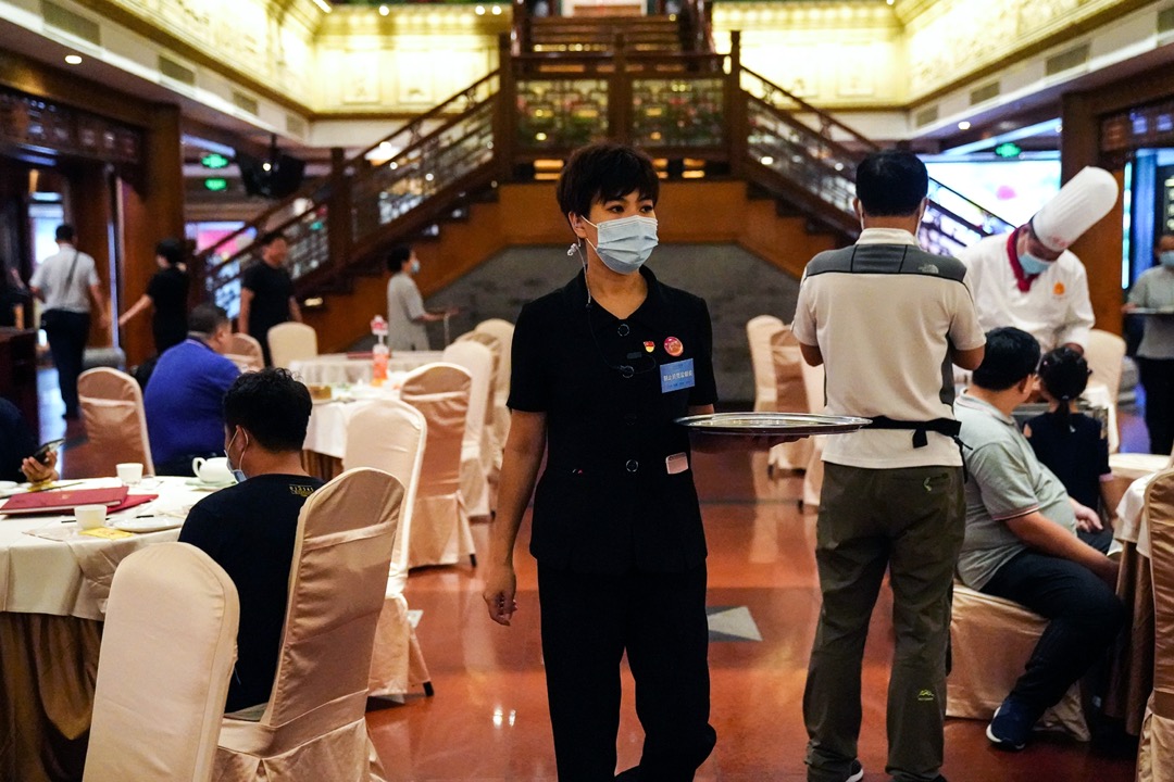 中國北京一家餐廳為配合政策，增設「制止浪費監察員」職位。