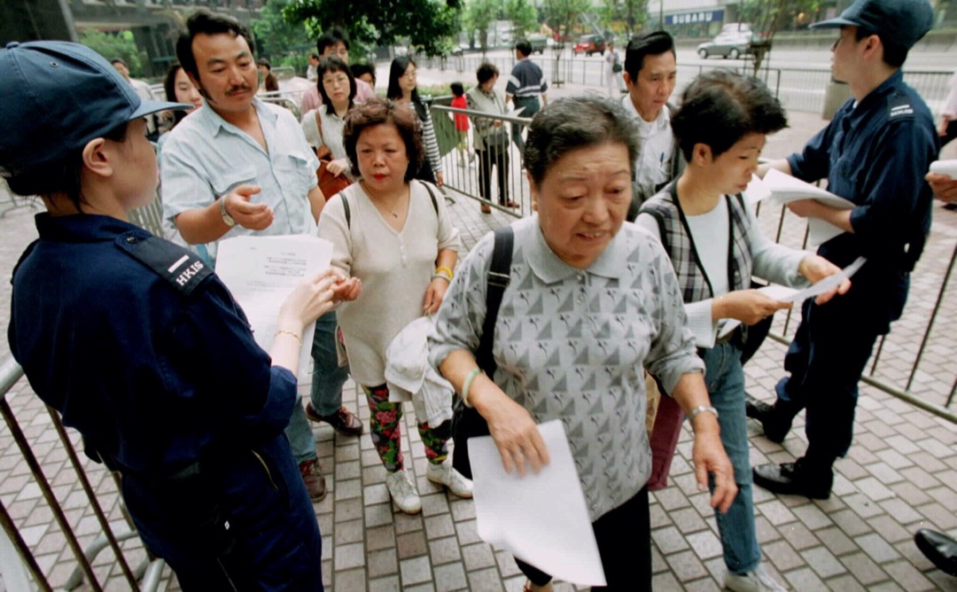 1996年3月31日,香港居民排队取得申请BNO的表格。