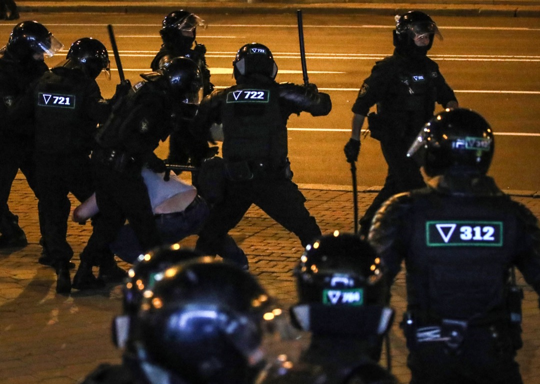 2020年8月10日,白罗斯首都明斯克,有示威者被防暴警员用棍打制服倒地。当地总统大选结束当晚爆发大型示威,不满总统卢卡申科操控选举,防暴警察武力镇压,血腥收场。