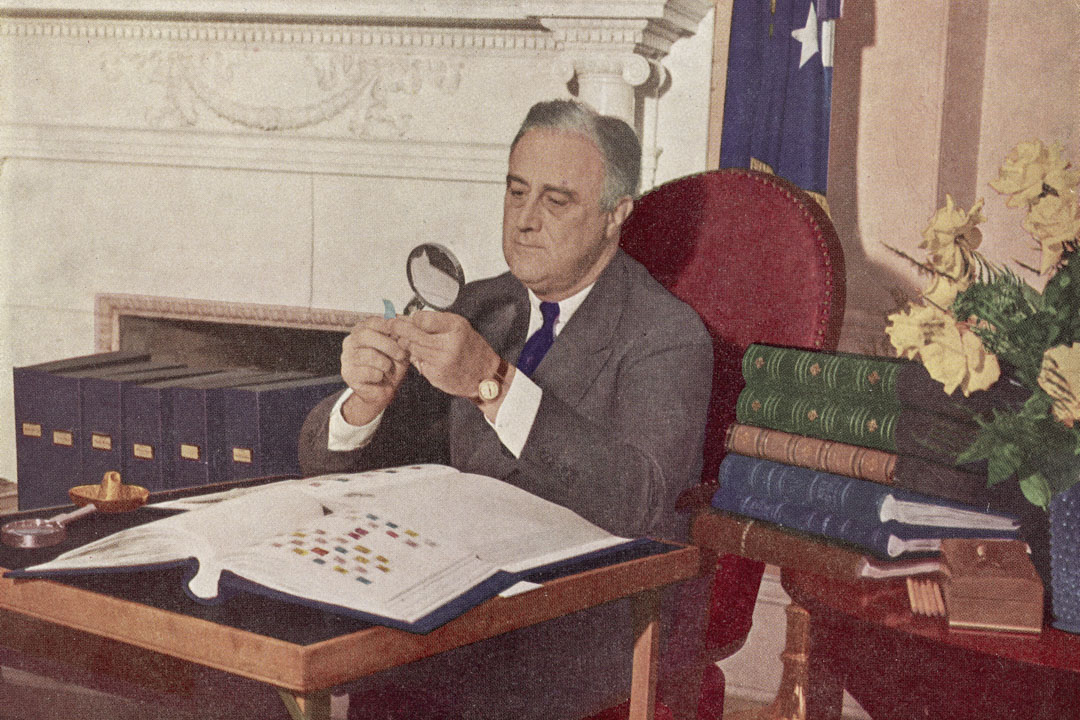 1944年,美国总统富兰克林·罗斯福(Franklin Delano Roosevelt)坐在办公室使用放大镜。