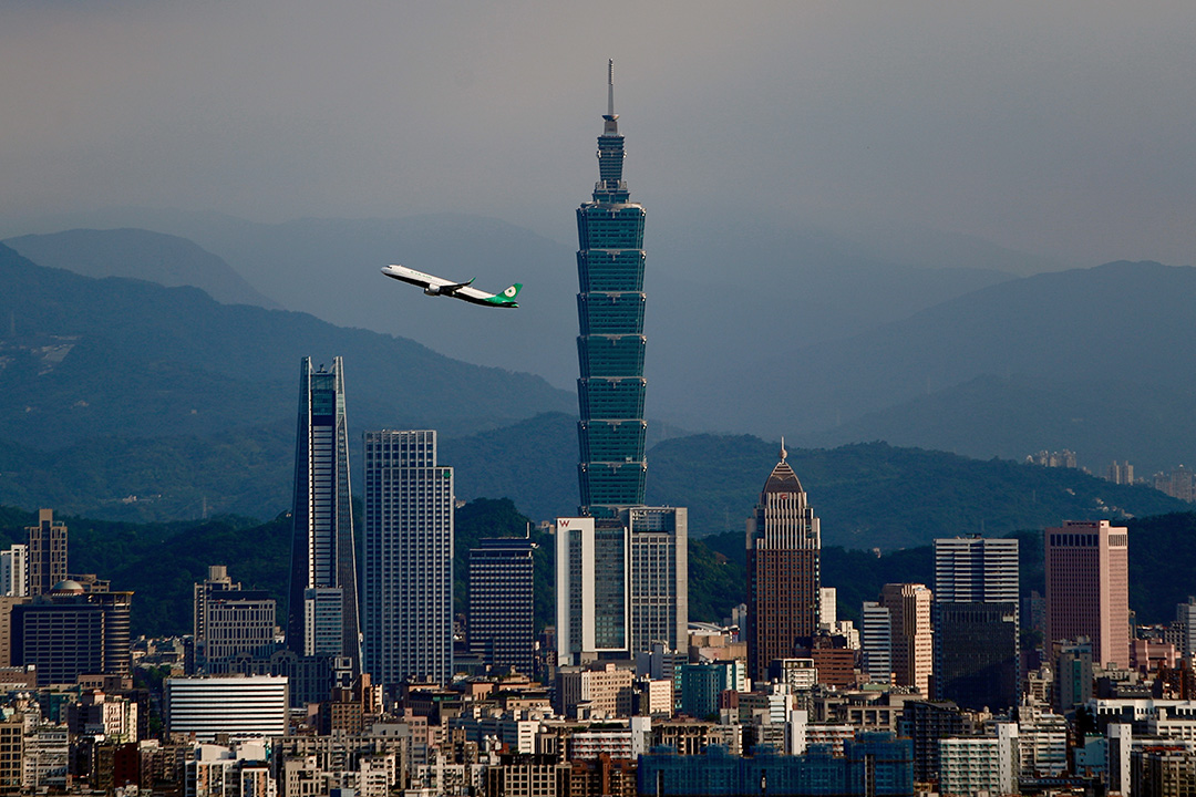 2020年7月12日台灣台北,2019冠狀病毒流行期間,一架國內航班的飛機從松山機場出發。
