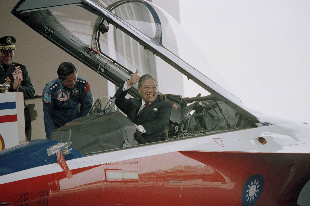 1988年12月10日,台灣總統李登輝坐在台灣製造的戰鬥機駕駛艙時豎起大拇指。