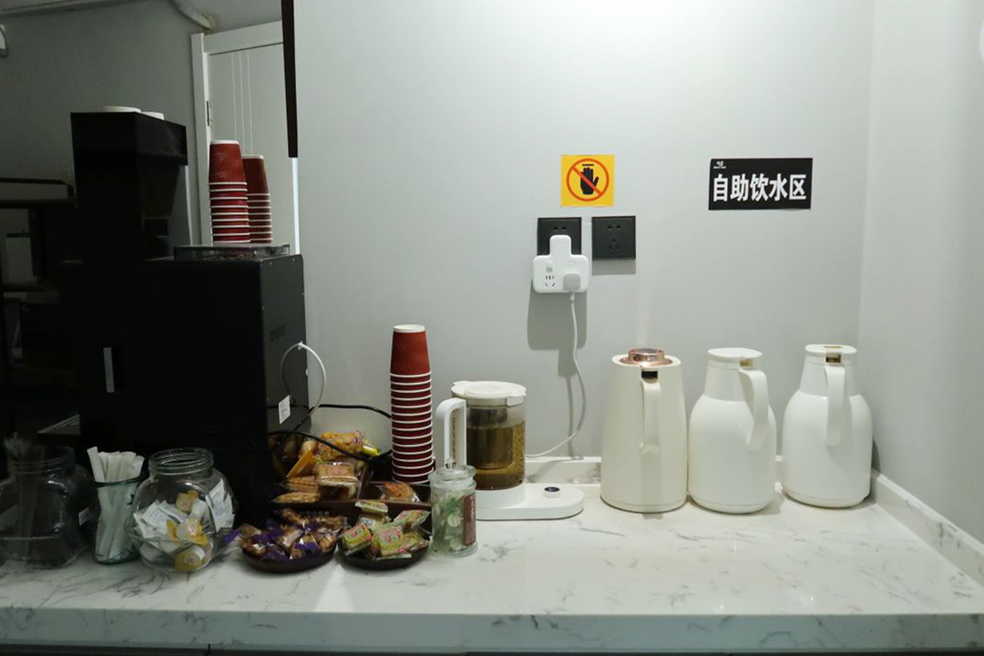 北京海淀區蜂窩自習室自助飲水區。